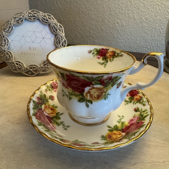 Royal Albert Country Roses Teacup and saucer - Picture 6 of 6